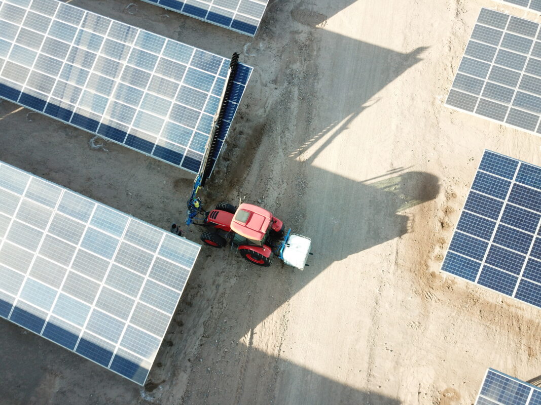 پنل خورشیدی همراه با دستگاه شستشوی آن